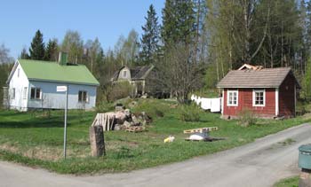 Kaukalammen Myllymäellä on jäljellä vielä  muutamia mäkitupalaismökkejä uudempien talojen joukossa