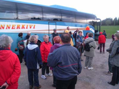 Runsaslukuinen retkikunta odottaa bussimatkan jatkumista