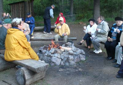 Vuoristoretken jälkeen kahvi ja munkki maistuivat leirinuotion äärellä.