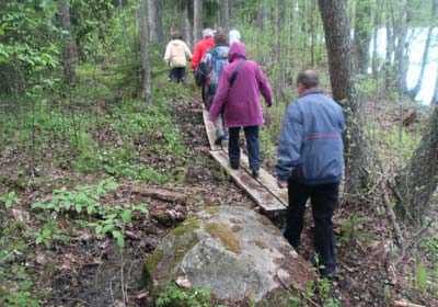 Suurin osa porukasta suunnisti kohti Haukankierrokseen kuuluvaa Kaatuvakalliota Hunttijärven rantamaisemia ihaillen