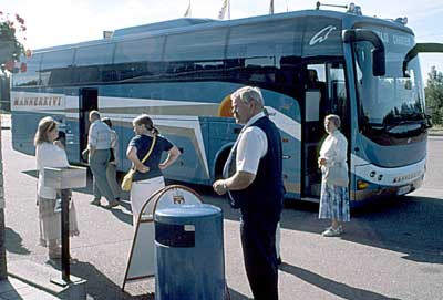 Matkaan lähdettiin Mannerkiven bussilla.