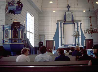 Jumalanpalveluksessa Lemin kirkossa tutustuttiin moniääniseen veisuuperinteeseen. Alttaritaulu oli viety restauroitavaksi.