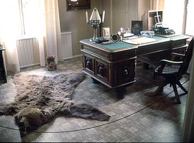 Uljas karhukin on joutunut alistumaan lattiamatoksi suuren päällikön työhuoneessa.