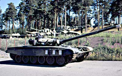 Parolan Panssarimuseon portilla on sama panssarivaunu, jonka päälle Jeltsin nousi, kun Venäjä kaatoi Neuvostoliiton vallan.