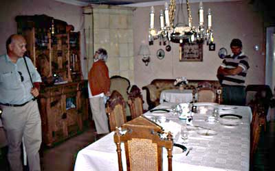 Kartanon ruokasaliin oli malliksi katettu lautaset vieraita varten. 