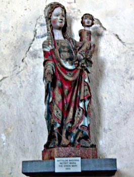 Arvokas  puuveistos Hattulan Madonna on peräisin 1300-luvulta