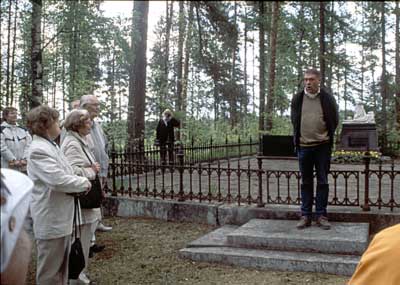 Sulkavalla Linnaisten kartanon nykyinen isäntä esitteli Stjärnvallin suvun yksityistä hautausmaata, Hautaholmaa.
