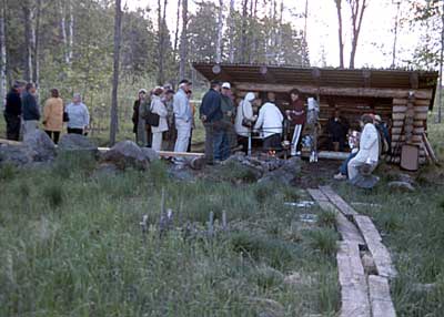 Sälinkään kyläseura tarjosi nokipannukahvit Kilpijärven laavulla.