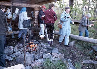 Kahvit maistuivat peilityyntä järveä ihaillessa.