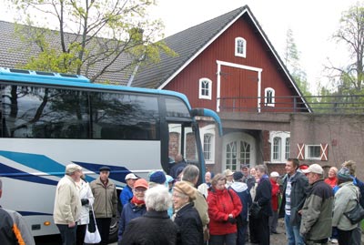 Runsaslukuinen retkikunta odottaa bussimatkan jatkumista