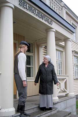 Seurojentalolla kolmannessa päivän kuvaelmassa äiti tuli hakemaan poikaansa pois kapinaporukoista.