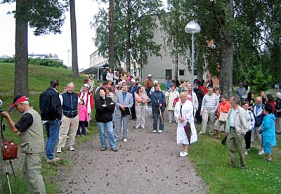 Juhlaväki jaettiin kolmeen osaan, joista kaksi lähtivät kiertämään opastettua kotiseutupolkua Mäntsälän keskustaan ja yksi hautausmaakierrokselle. Tässä kaikki valmistautuvat katsomaan ensimmäist kuvaelmaa.