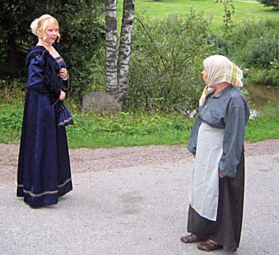 Keskustan polun varrella näyteltiin kaksi muuta lyhyttä kuvaelmaa. Kartanon tyttö Ulla Möllensvärd vaivautui vaihtamaan muutaman sanan kartanon palvelijattaren kanssa kartanon sillan kohdalla.