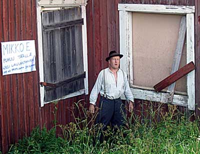 Nummisten työväentalon talonmies purkaa lapualaisten kiinni naulaamia ovia ja ikkunoita Nummisten ensimmäisessä kuvaelmassa.