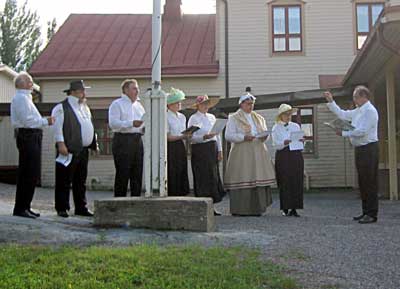 Mäntsälän viihdekuoro esitti Ylikartanon puistoon haudatun Von Qvantenin Suomen laulun Nummisten koulun pihalla.