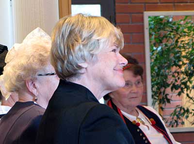 Kunniaviaras Elisabeth Rehn seurasi onnittelujen vastaanottoa  tyytyväisenä.