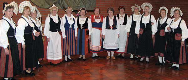 Kaikki kansallispukuiset yhteiskuvassa. Mäntsälän kansallispukua näkyi seitsemällä naisella.