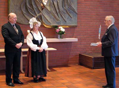 Jyrki ja Auli vastaanottivat Kirvu Seuran onnittelut kunnallisneuvos Soini Hämäläiseltä. Hän luovutti kaksi Kirvun kyläkirjaa ja Kirvun viirin.