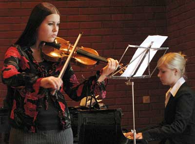 Mäntsälän musiikkiopiston oppilaat esittävät arvokasta  musiikkia. Viulistina Nea Vallin ja pianossa Elisa Pitkänen.
