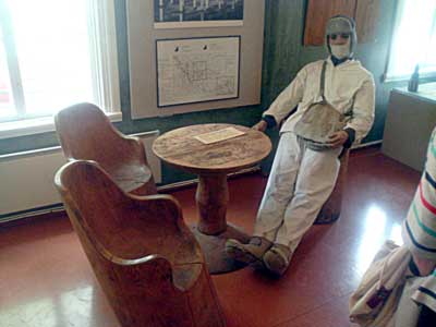 Kotiseutumuseossa oli mm. sota-ajan puhdetyönäyttely. Nojatuolit on kaiverrettu yhdestä puusta!