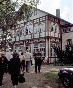 Hisrmäen museoalueella meidät jaettiin kahteen ryhmään. Kuvassa  Hismäen puotimuseo.