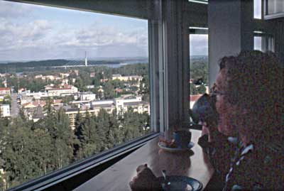 Kahvihetki vesitornin näköaloja ihaillessa. Taustalla näkyy Heinolan Tähti-silta.