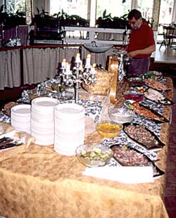 Söimme seuramme 40-vuotis aterian erittäin runsaasta karjalaisesta pitopöydästä. Tässä näkyvät vasta alkupalapöytä!