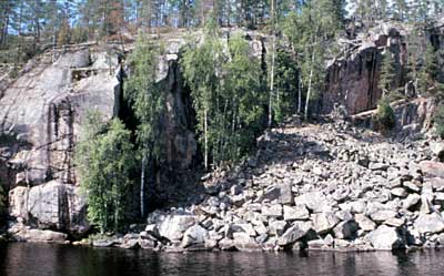 Tähän luonnonmuovaamaan oopperasaliin rakennetaan joka vuosi elokuussa Valkeala-päivien aikana esiintymislava veden päälle ponttoonien varaan.