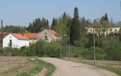 Viimeisellä silmäyksellä näkyi vielä hyvä kokonaiskuva Saaren kartanoalueesta.