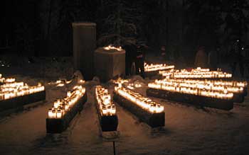 Muistelupaikalle viedään kynttilöitä mm. jouluaattona